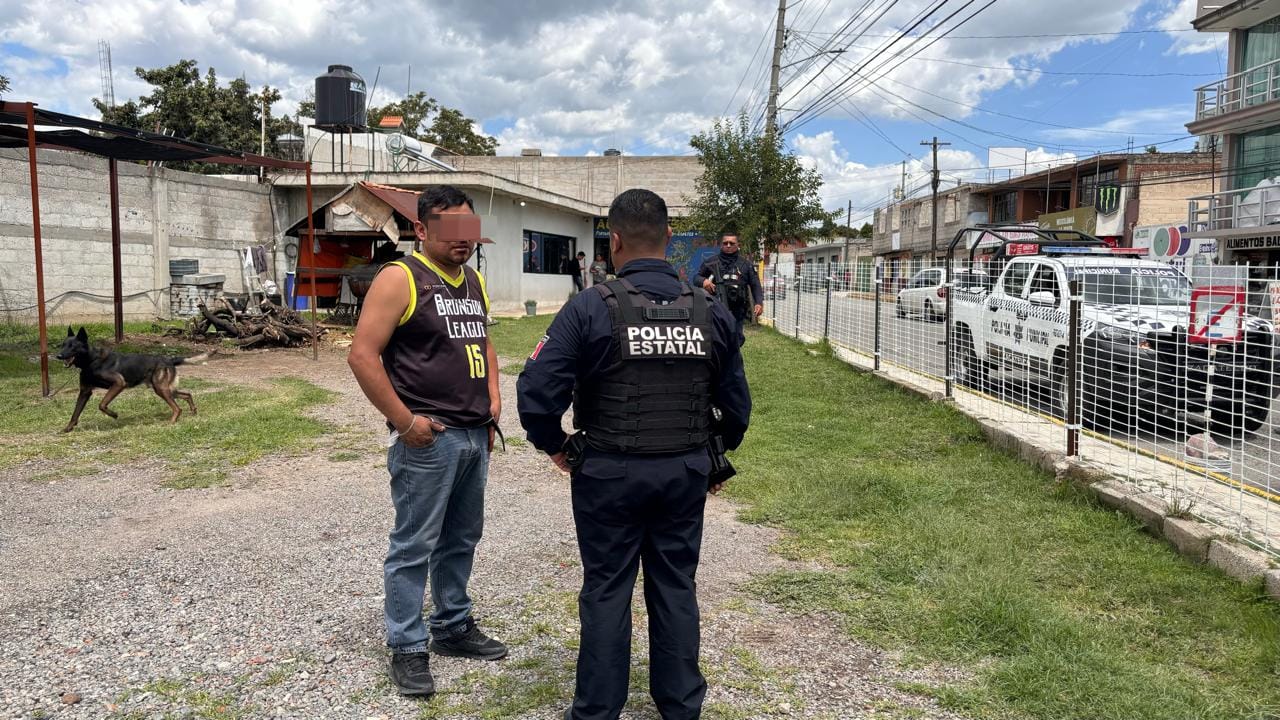 Regidor de Zacatelco golpea a ciudadano por “música fuerte” dentro de un lote de autos