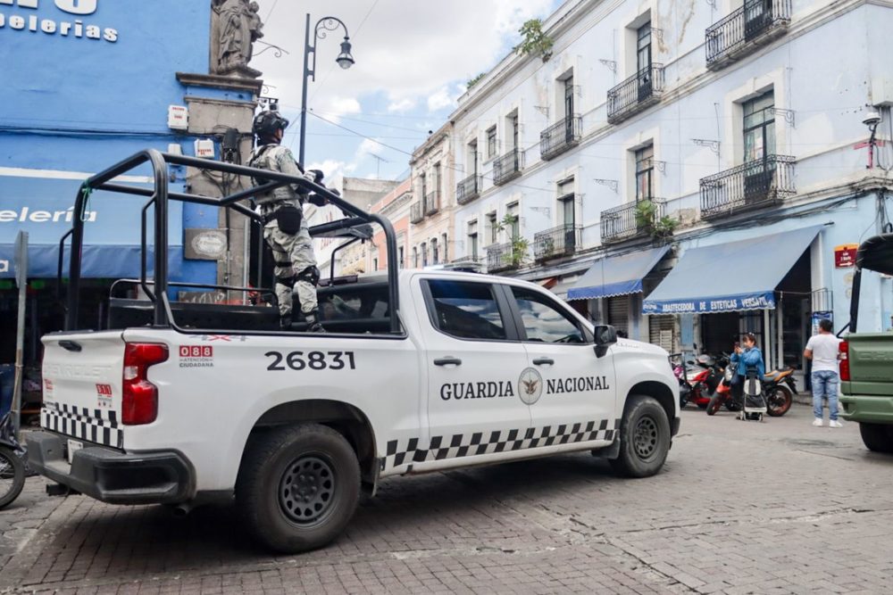 Enfrentamiento en operativo contra ambulantes en el Centro Histórico de Puebla