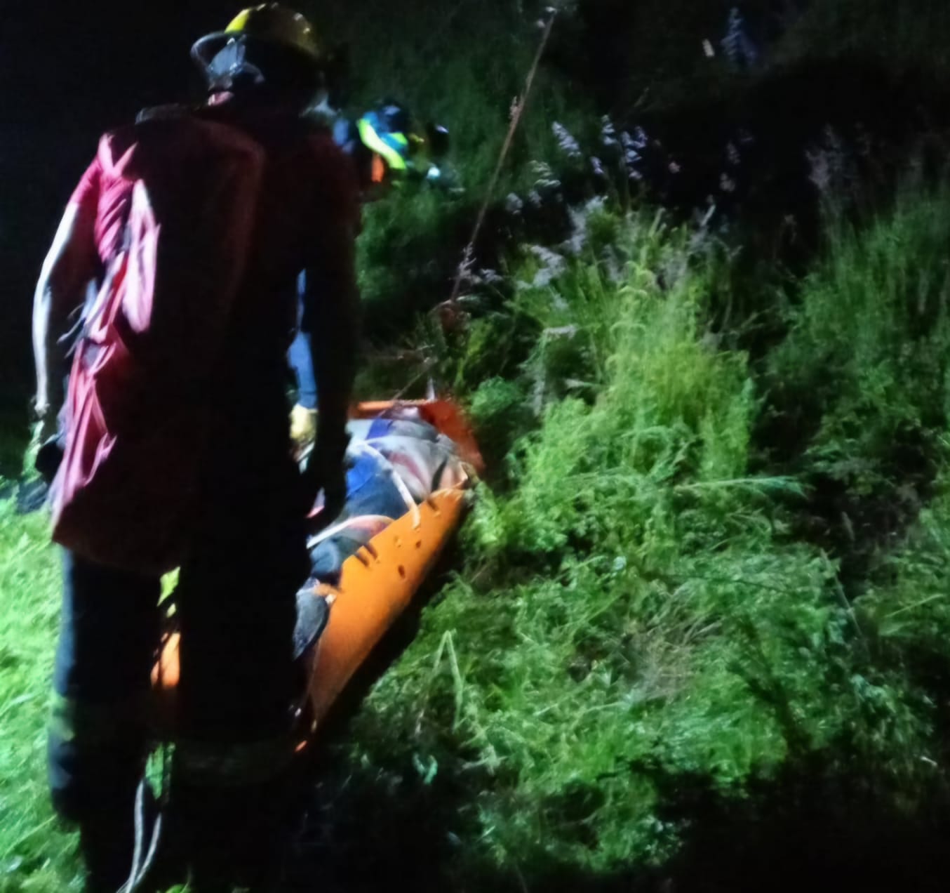 Cuerpos de emergencia atiende volcadura en Periférico Ecológico