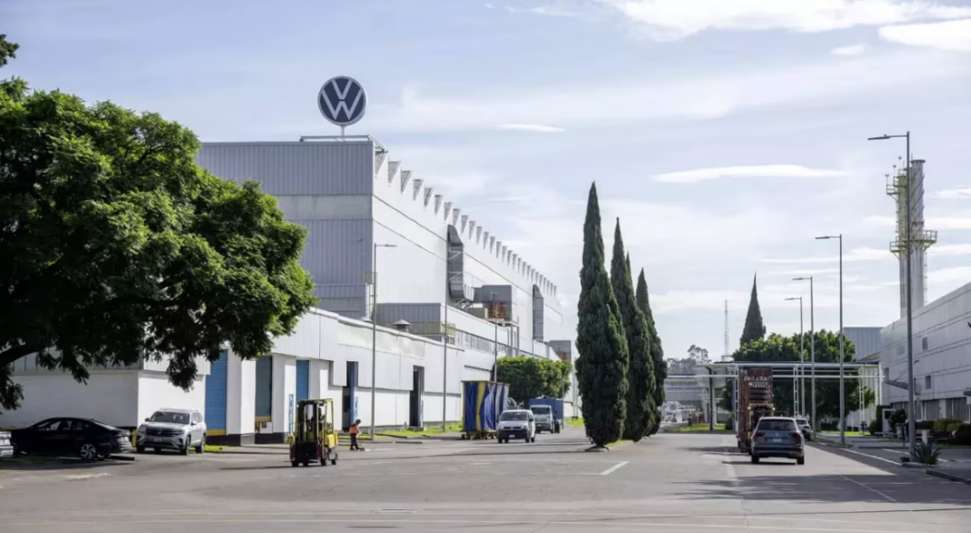 Volkswagen evita huelga en Puebla con aumento salarial del 4%