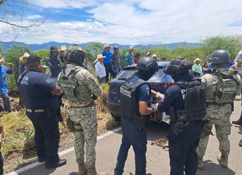 Pareja es interceptada con ponchallantas en Chiautla de Tapia