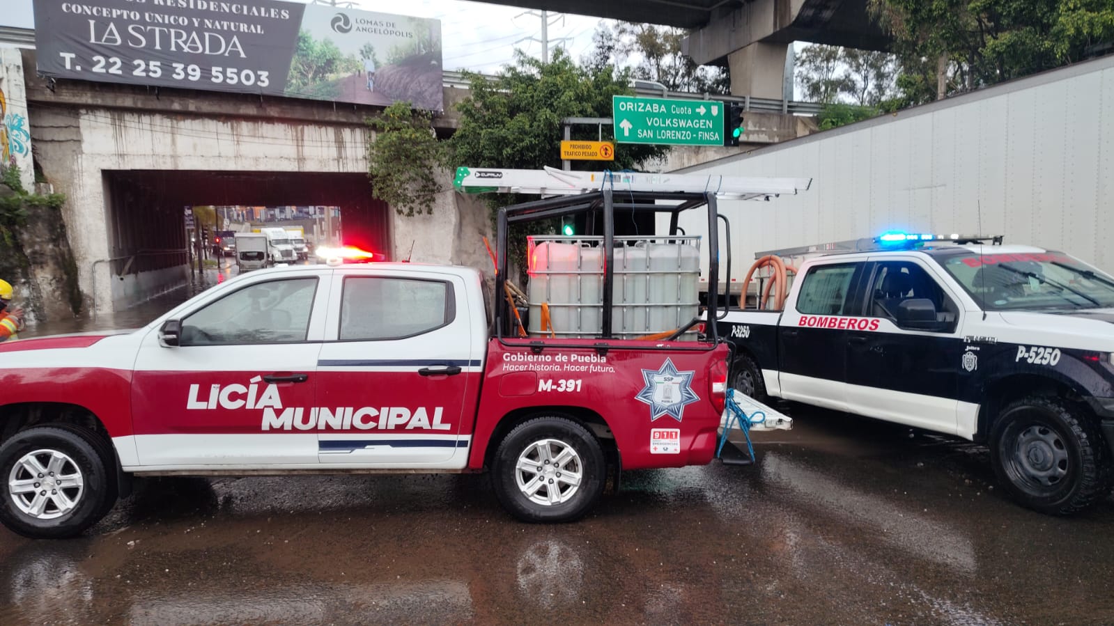 Inundación en paso a desnivel de Finsa deja vehículo varado