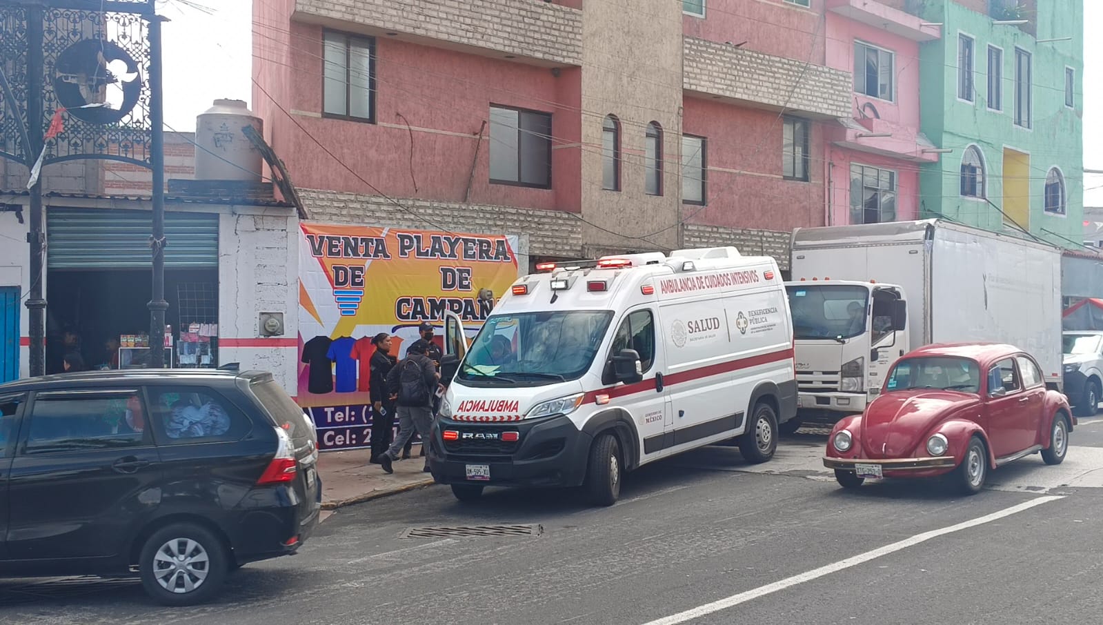 A mano armada asaltan con violencia un negocio en Mazatecochco; un hombre resulta herido