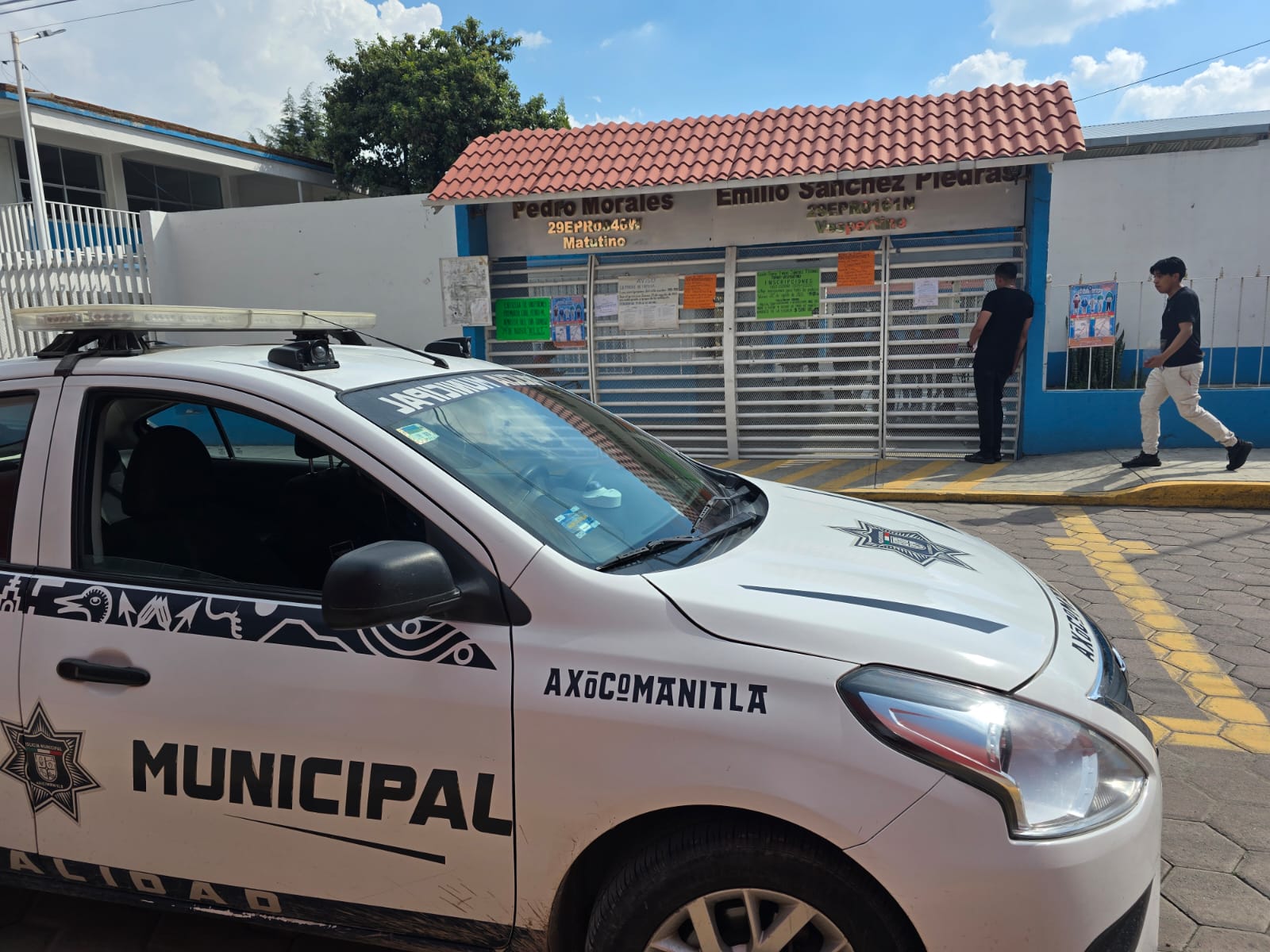 A balazos interrumpen inscripciones en primaria de Axocomanitla; una mujer resultó lesionada