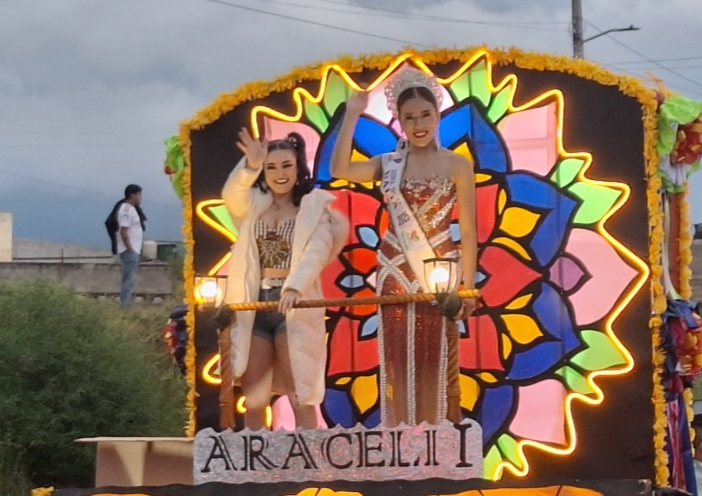 Ni la lluvia impidió desfile de burladeros en Huamantla