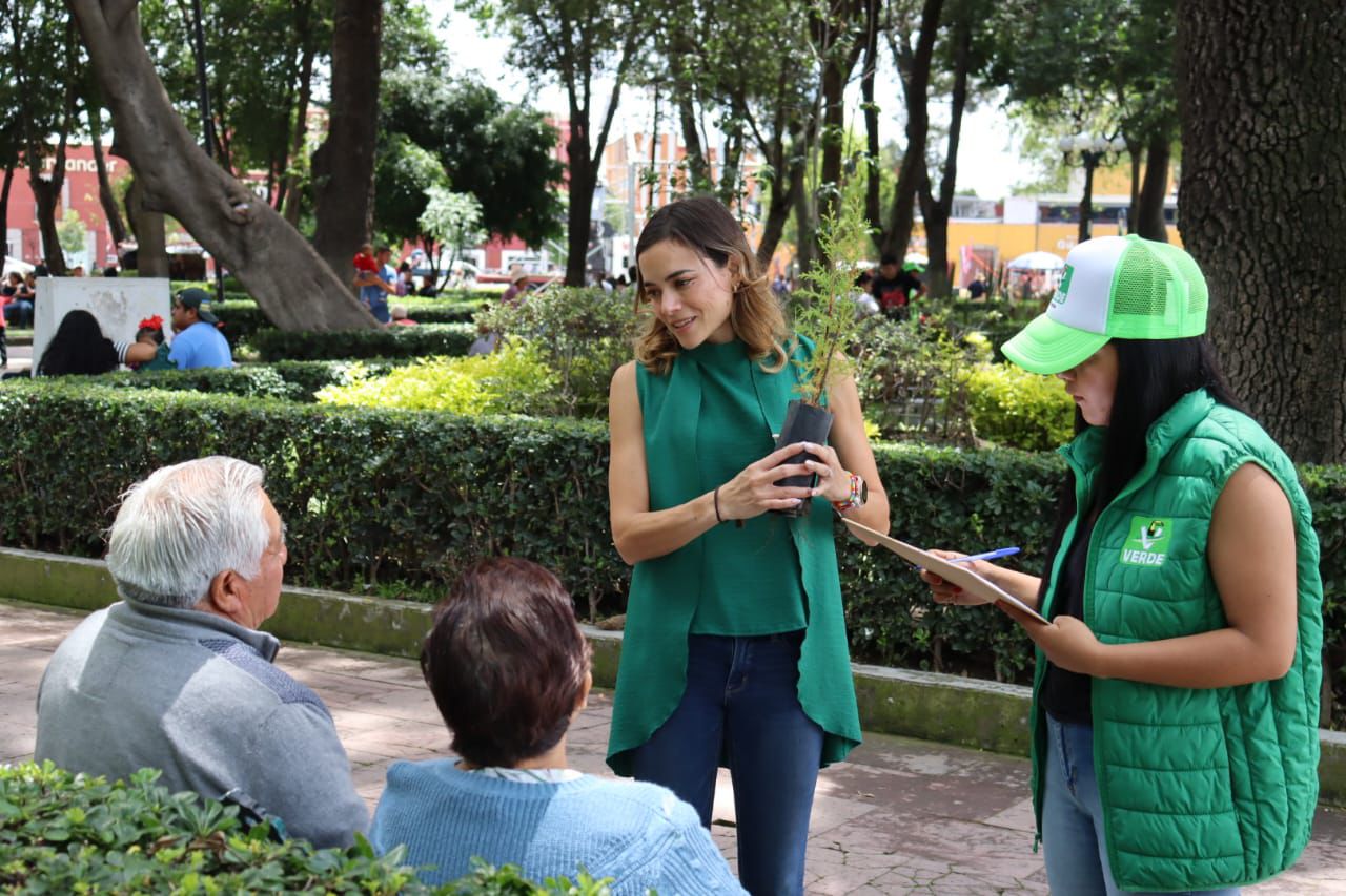 Impulsan acciones verdes en San Pedro Cholula con entrega de árboles y bolsas ecológicas