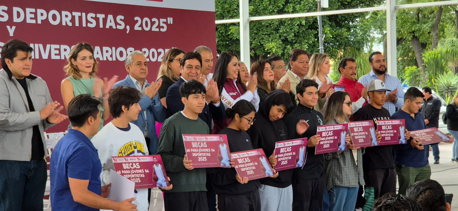 Refuerzan apoyos a jóvenes en San Pedro Cholula con entrega de becas