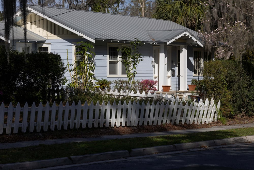 Una casita con una cerca blanca. Fotografía cortesía de Tyler Jones, UF/IFAS