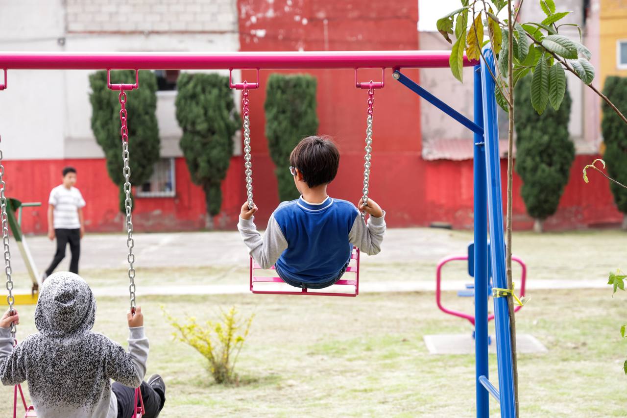 Impulsa Lupita Cuautle el bienestar y la recreación con entrega de equipos de ejercitación y juegos infantiles