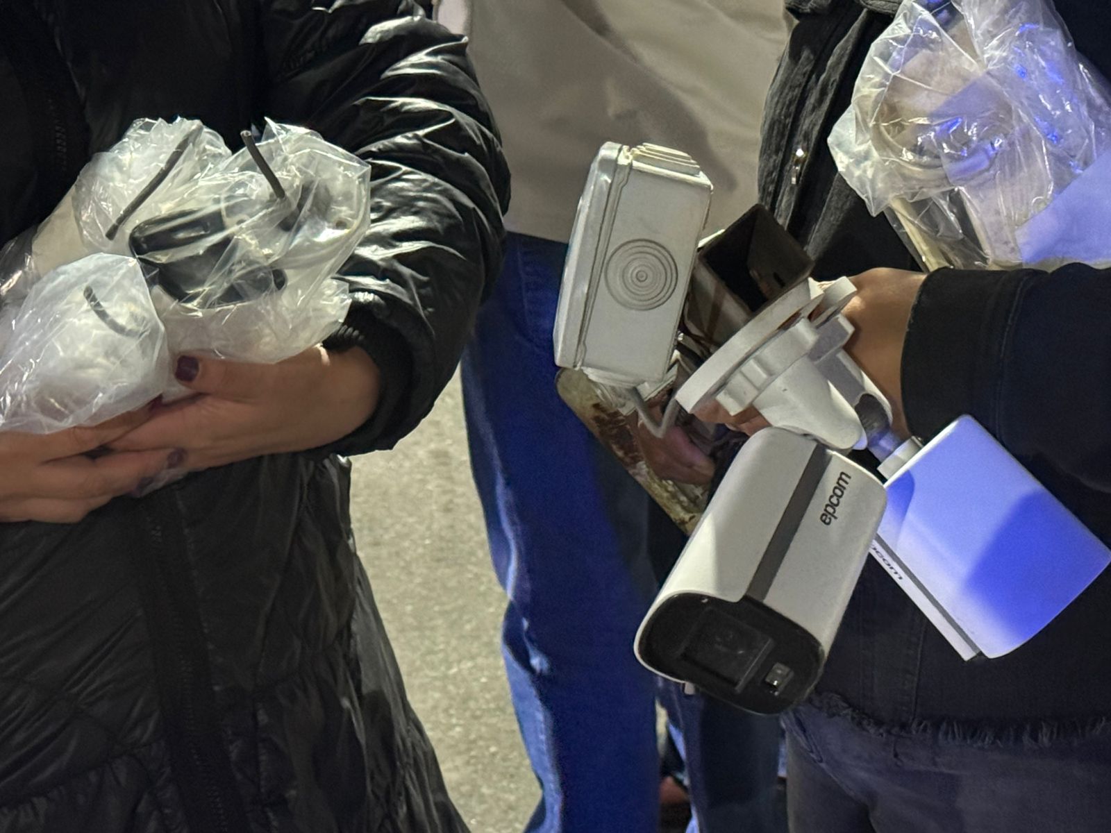 Con un "usted disculpe" Marina y GN regresan cámaras retiradas en Chiautempan