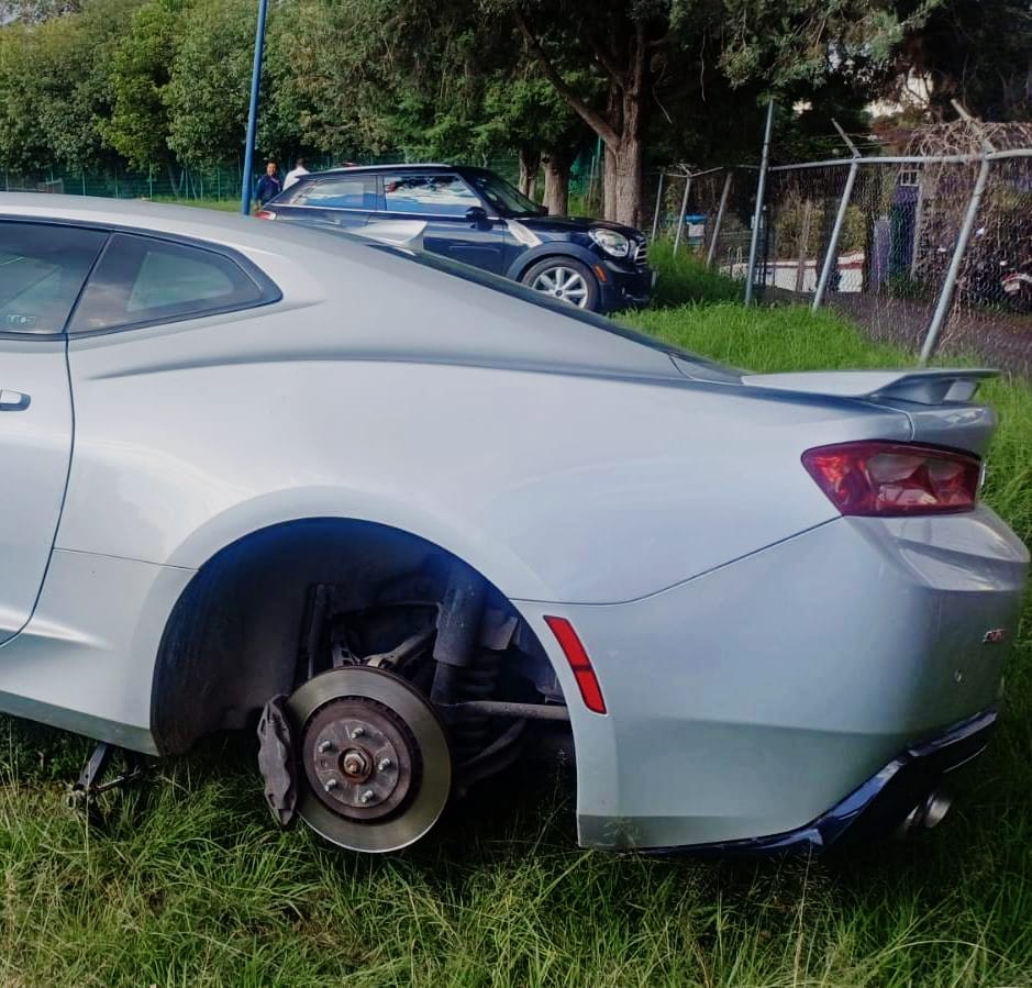 Roban neumáticos de un Camaro al interior de la Unidad Deportiva de Apetatitlán