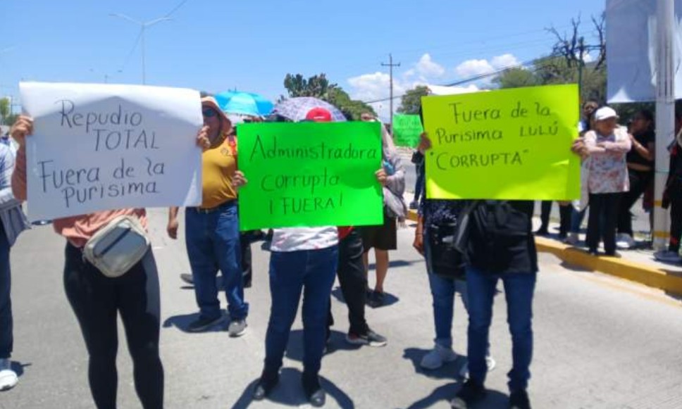 Comerciantes logran destitución de administradora tras 8 horas de protesta