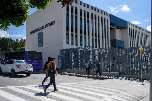 Puebla, Pue.– El presidente municipal de Puebla, José Chedraui Budib, aclaró que su administración no tuvo ninguna responsabilidad en la colocación de los tres topes instalados sobre la calzada Ignacio Zaragoza, a la altura del Congreso del Estado. Según explicó, la obra corresponde a la gestión municipal anterior.  “Ni el Congreso del Estado, ni el Gobierno de Puebla, ni esta administración municipal tuvimos injerencia en esa decisión. Fue autorizada por el gobierno municipal anterior y ahora estamos revisando cómo subsanar el problema”, afirmó el edil capitalino.  De acuerdo con Chedraui, los reductores de velocidad fueron colocados durante la gestión de Adán Domínguez Sánchez y Eduardo Rivera Pérez, y no existió coordinación con el actual cabildo ni con el Congreso local.  El alcalde reconoció que la instalación de los topes ha generado afectaciones en la movilidad de la zona de Los Fuertes de Loreto y Guadalupe, uno de los accesos principales hacia el oriente de la ciudad. En ese sentido, adelantó que el Ayuntamiento trabaja junto con el Congreso del Estado en posibles alternativas para mitigar el impacto vial.  Los topes, visibles frente a la sede legislativa, han provocado inconformidad entre automovilistas, quienes aseguran que la medida ocasiona embotellamientos en una vía de alta afluencia vehicular. Algunos conductores han señalado que, además del tráfico, los reductores representan un riesgo para el transporte público y los vehículos de carga pesada que circulan a diario por la calzada Ignacio Zaragoza.