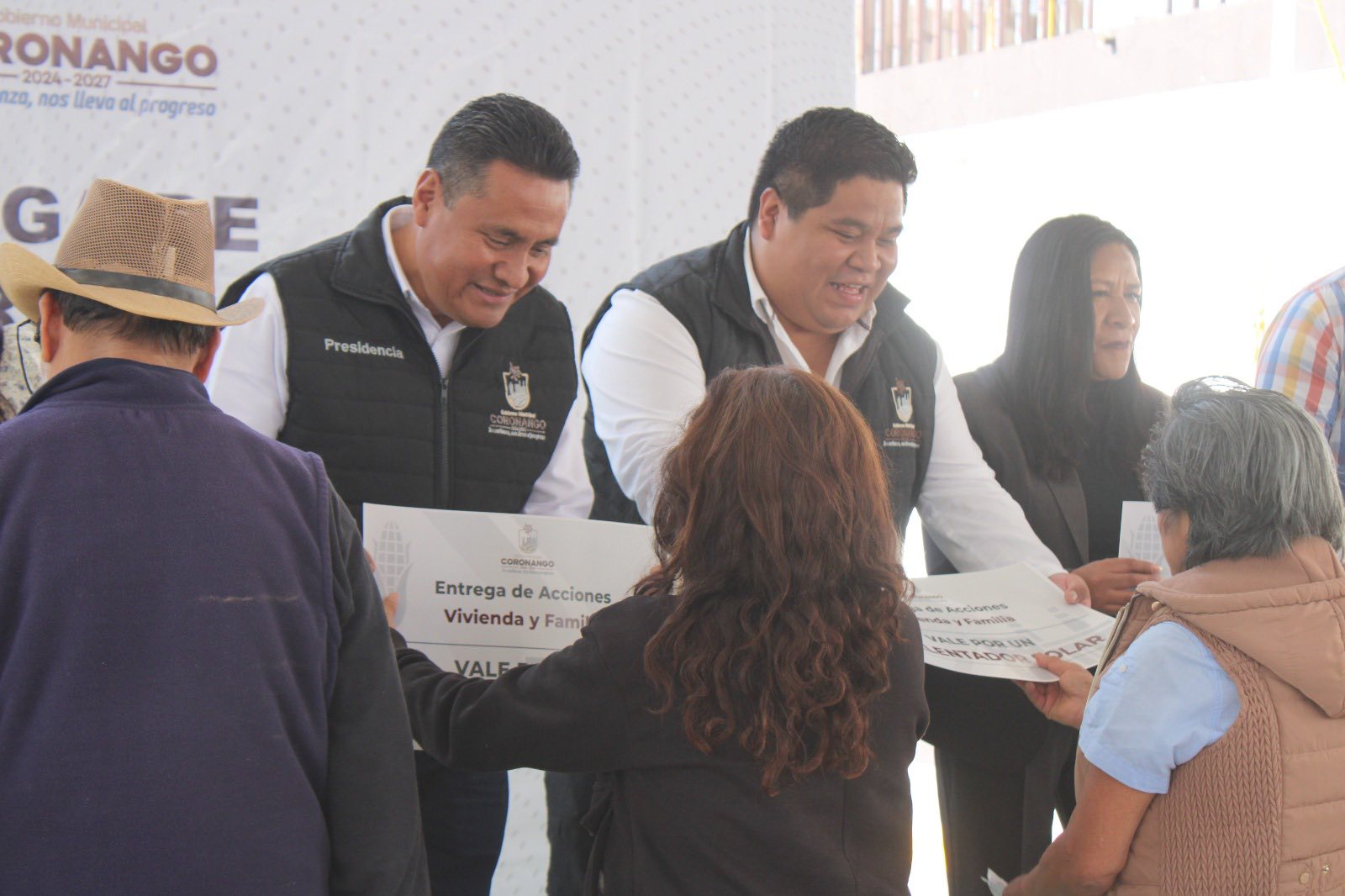 Arranca Armando Aguirre con entrega de 160 calentadores solares