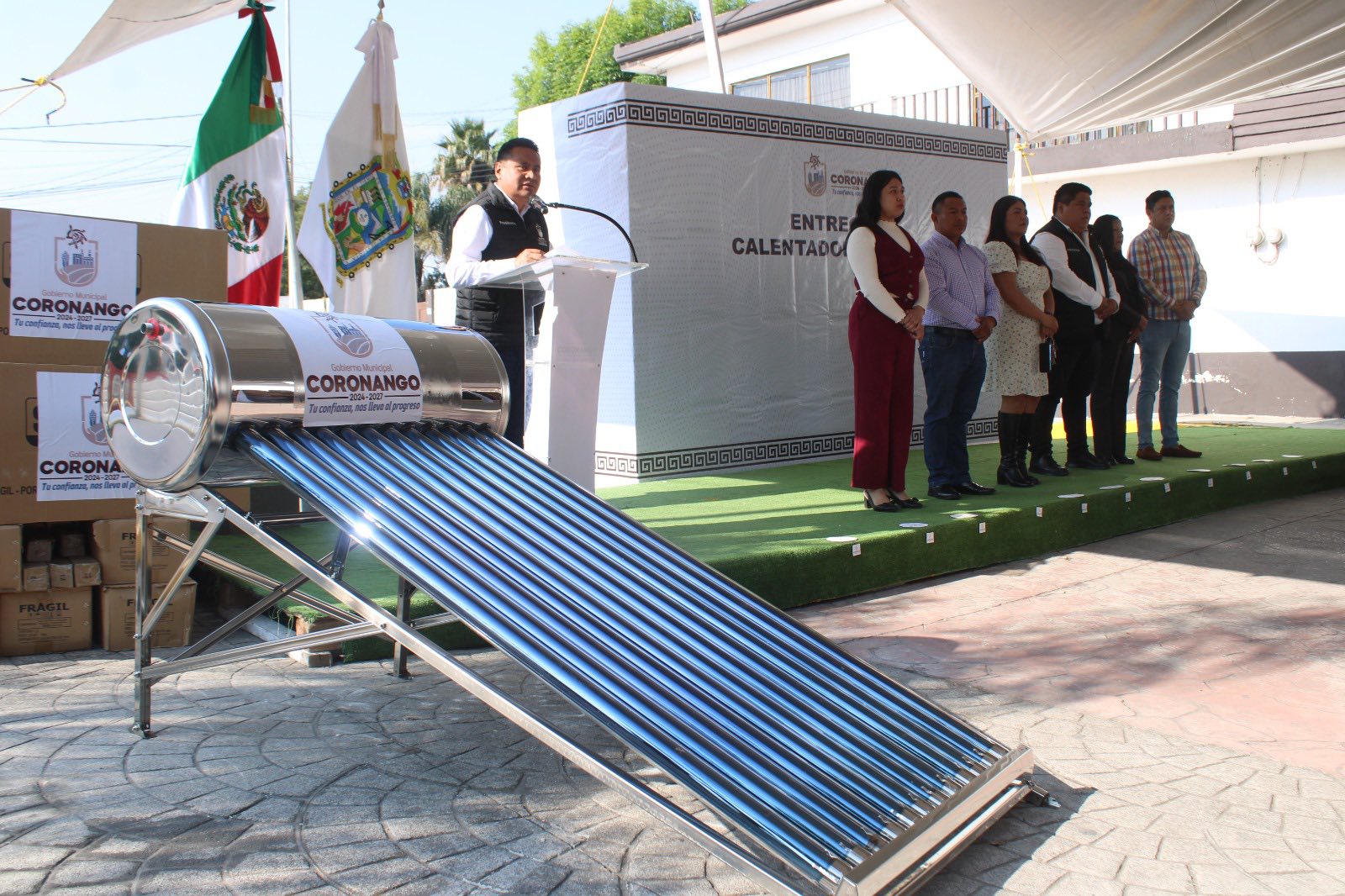 Arranca Armando Aguirre con entrega de 160 calentadores solares