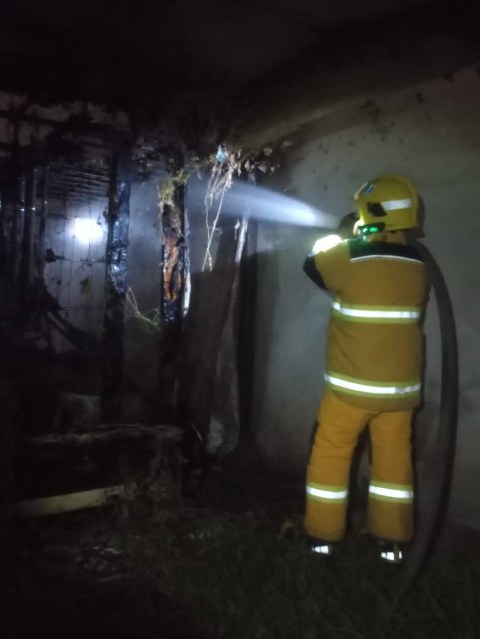 Bomberos controlan incendio en autolavado de la colonia Villa Olímpica
