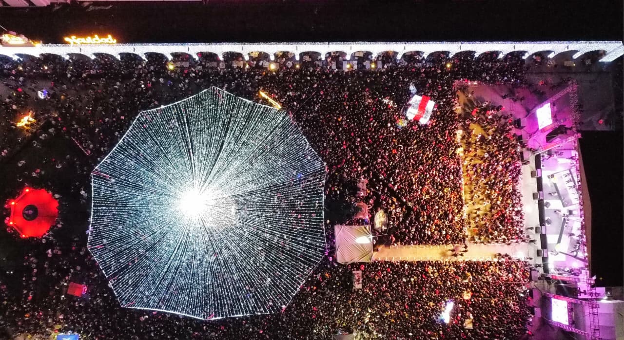 Tonantzin Fernández enciende la Navidad en San Pedro Cholula
