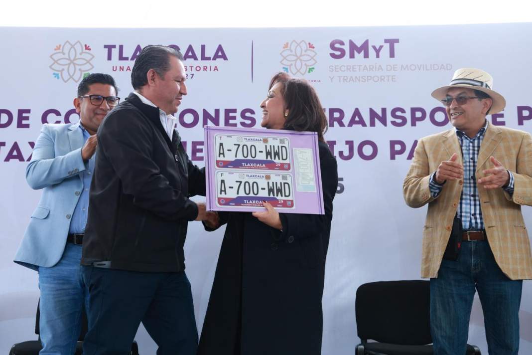 Tlaxcala ordena el transporte: entregan 63 concesiones de taxi