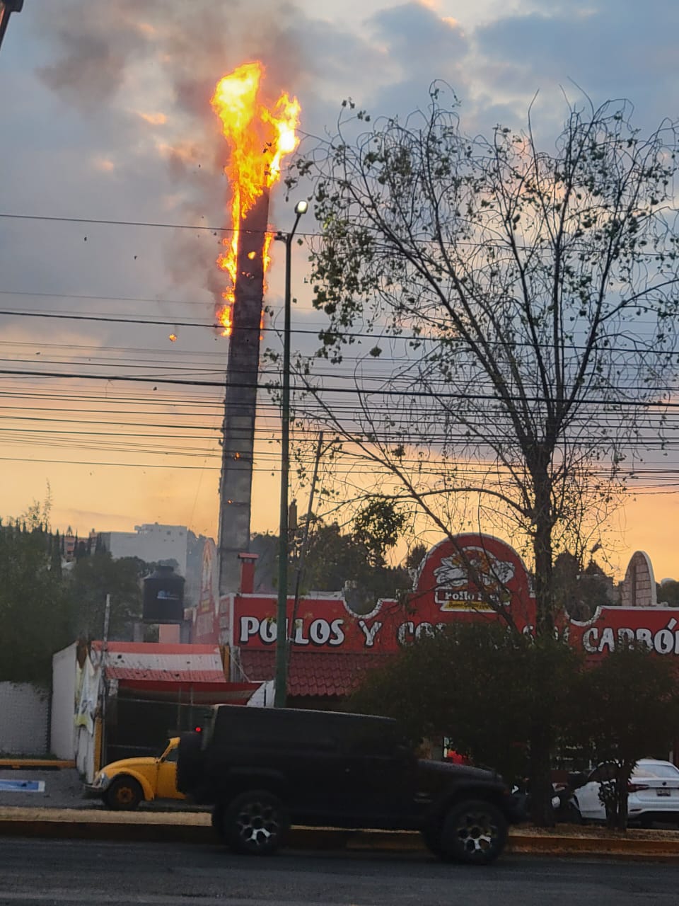 Conato de incendio en restaurante de pollos de Chiautempan: Grasa acumulada causa fuego en parrilla y chimenea