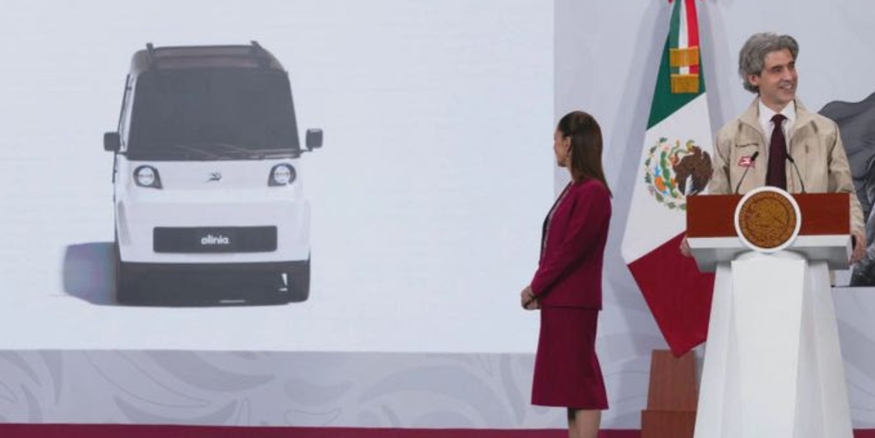 Prototipo del vehículo eléctrico mexicano Olinia presentado por Claudia Sheinbaum