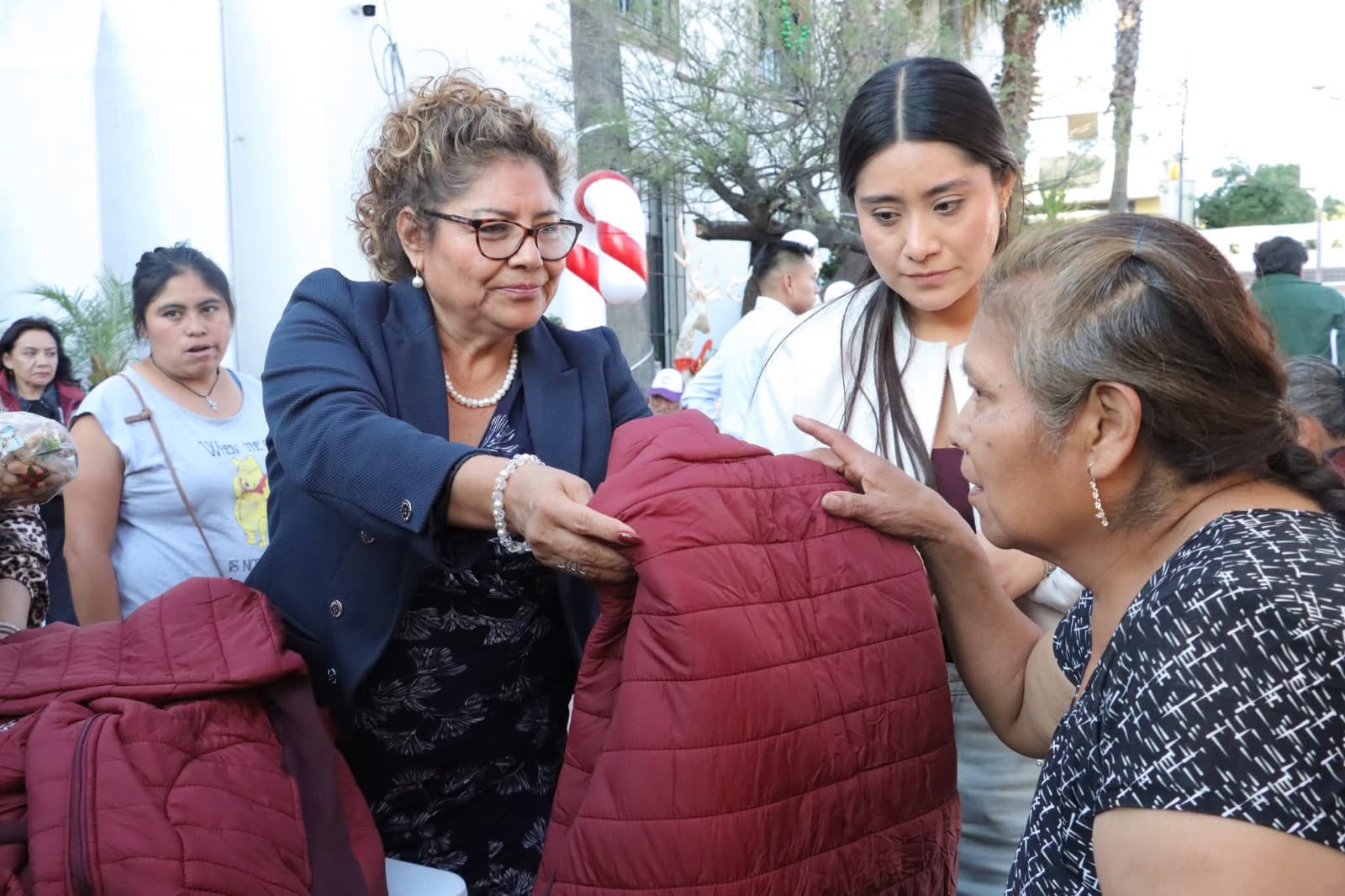 Abuelitos de cabecera municipal de Cuautlancingo reciben chamarra invernal