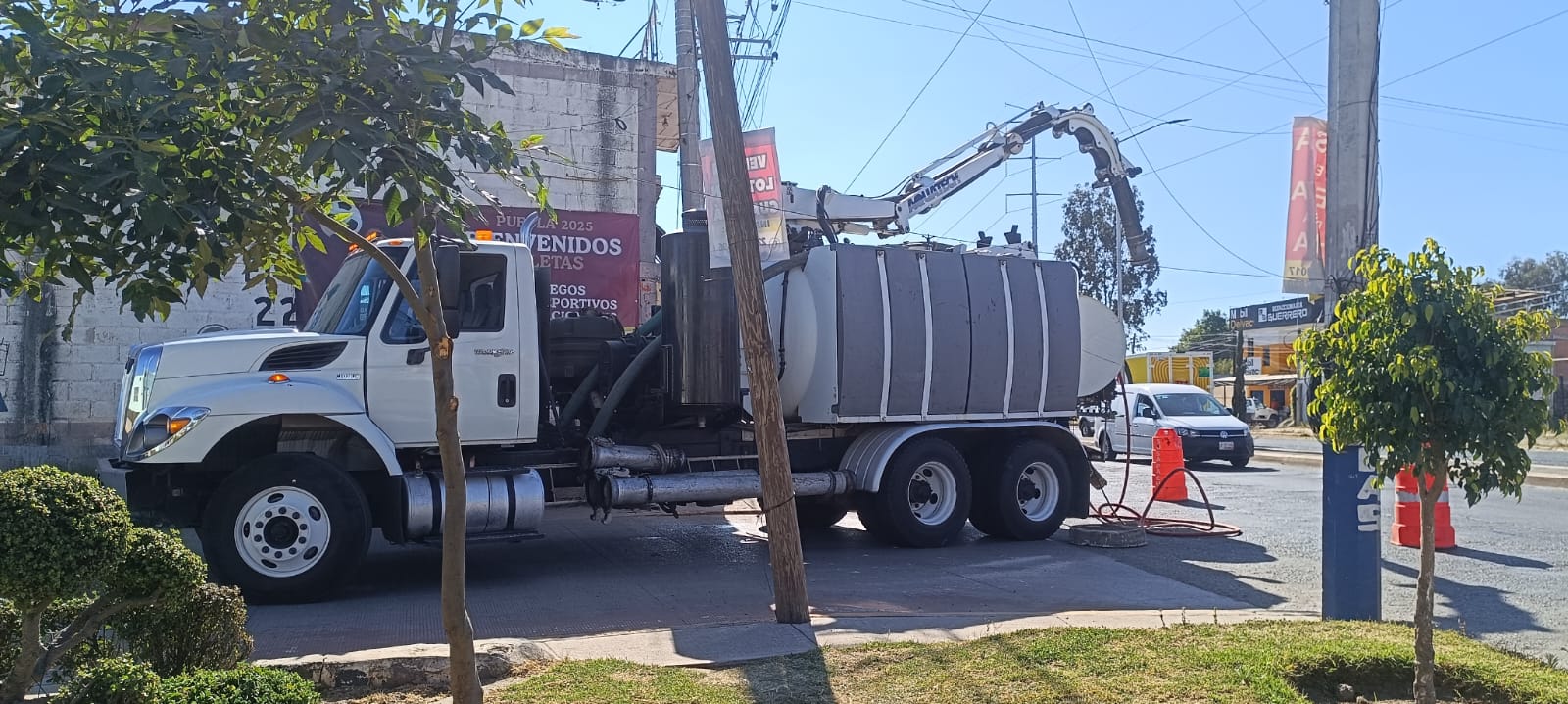 SOSAPACH realiza desazolve por taponamiento en la red de alcantarillado sanitario de San Sebastián Tepalcatepec