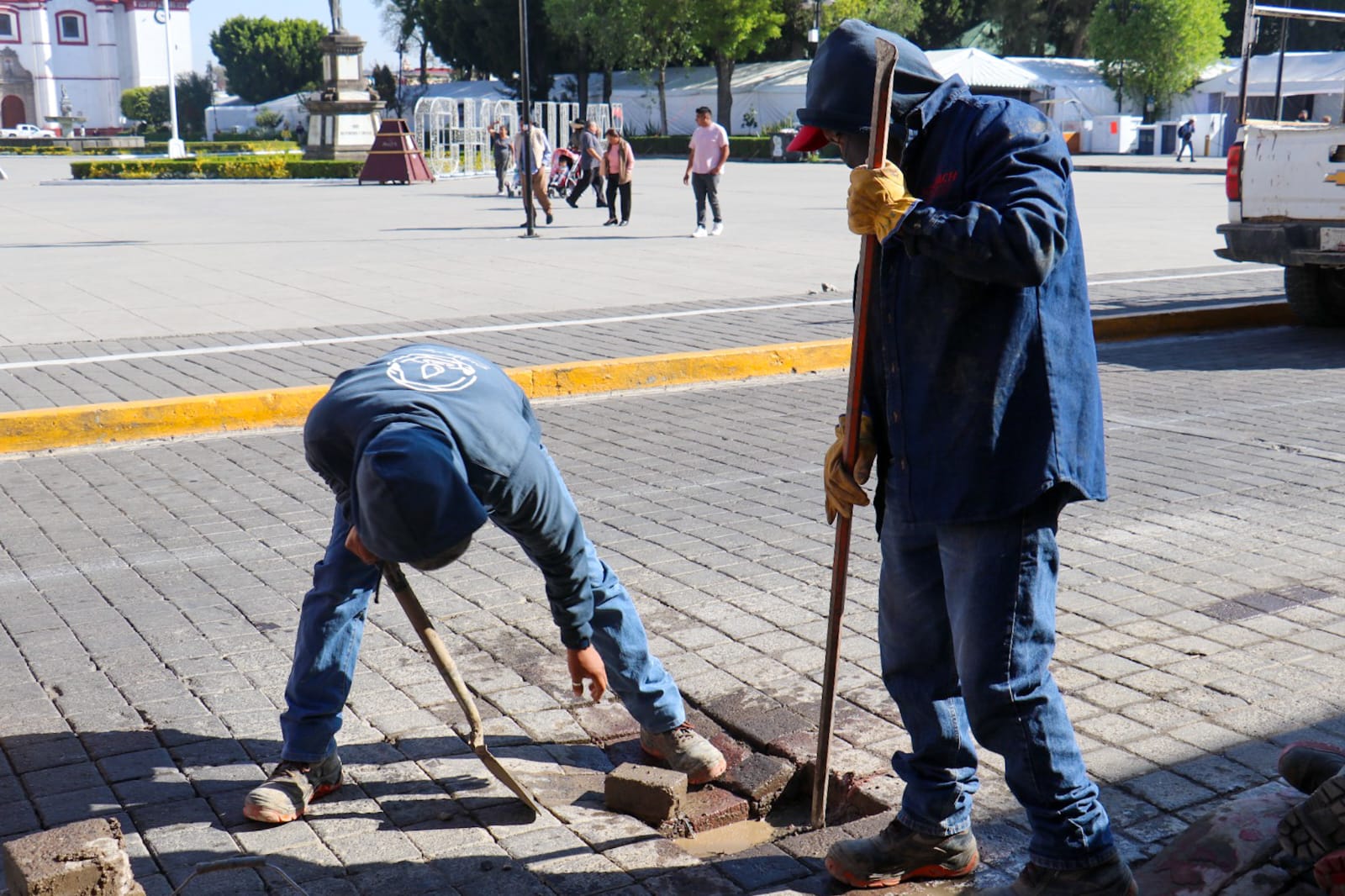 SOSAPACH atiende fuga de agua en el primer cuadro del zócalo de San Pedro Cholula