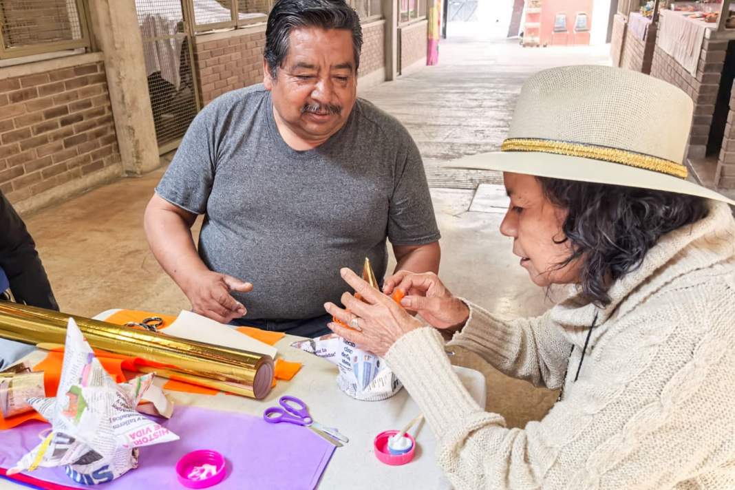 Talleres navideños gratis en Tlaxcala sorprenden a cientos en el Mercado de Artesanos