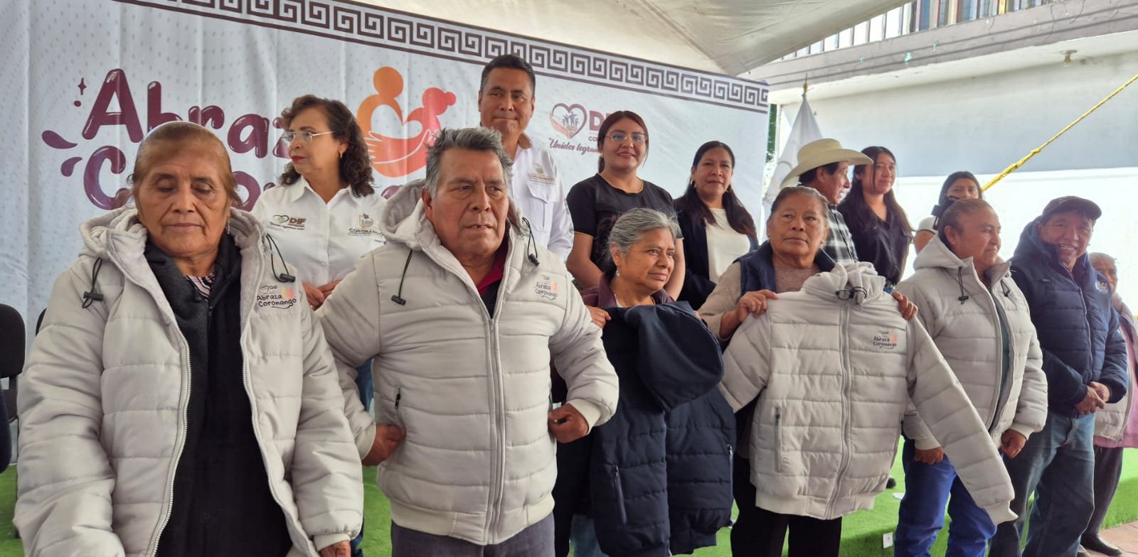 Llega a cabecera de Coronango “Abraza Coronango, 2,500 chamarras darán calor a los abuelitos