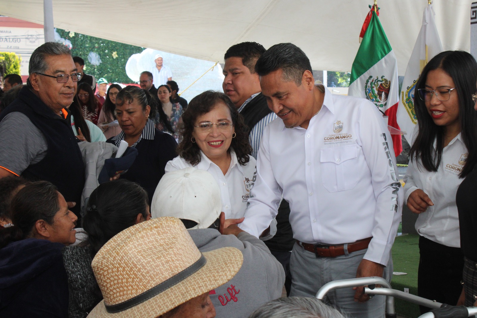 Con “Abraza Coronango”, DIF y Ayuntamiento entregan chamarras a adultos mayores