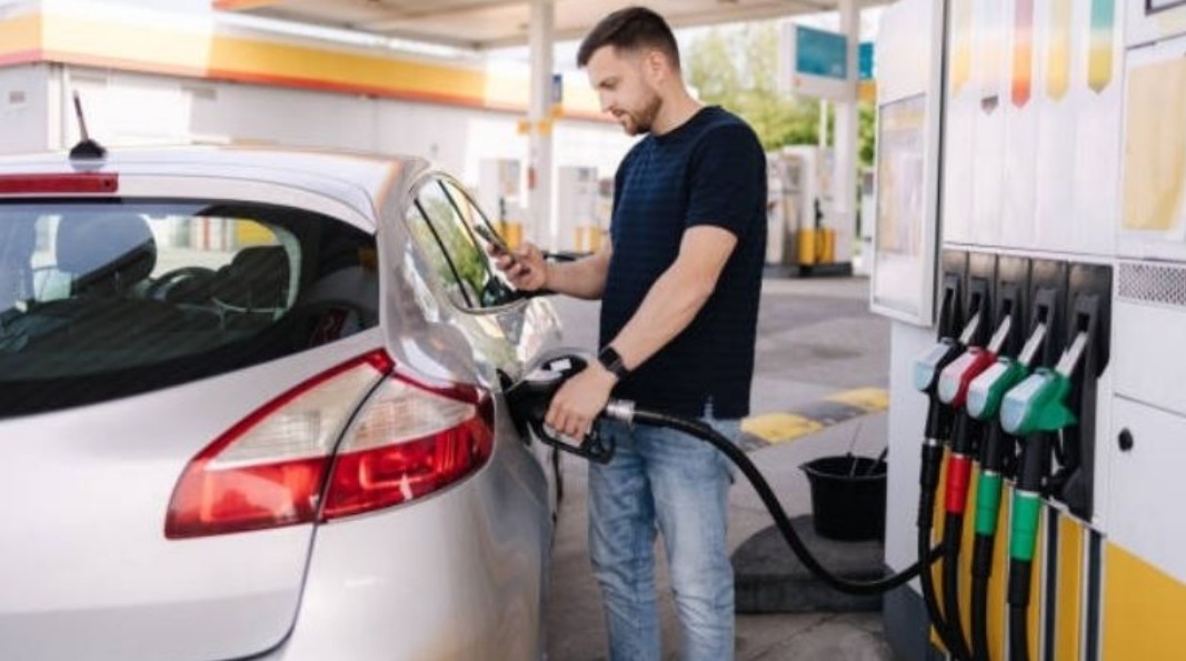 La hora del día sí influye en cuánto rinde la gasolina