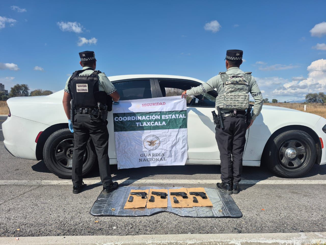 Guardia Nacional detiene a cinco hombres armados, entre ellos policías activos y un militar retirado, en la Amozoc–Perote