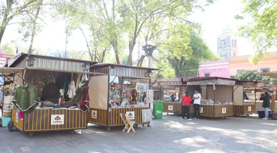 Artesanos de Tlaxcala denuncian favoritismos y casetas pagadas sin entregar