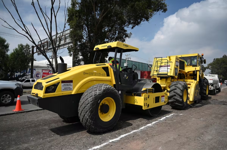 Sheinbaum impulsa rehabilitación vial con 30 trenes de repavimentación