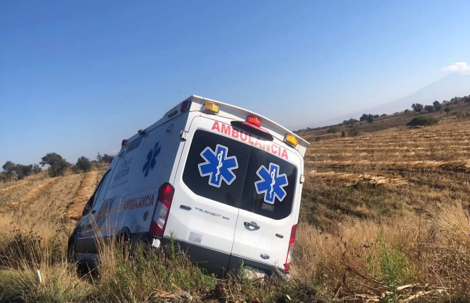 Termina ambulancia fuera de cinta asfáltica en subida de Cuitlacochac