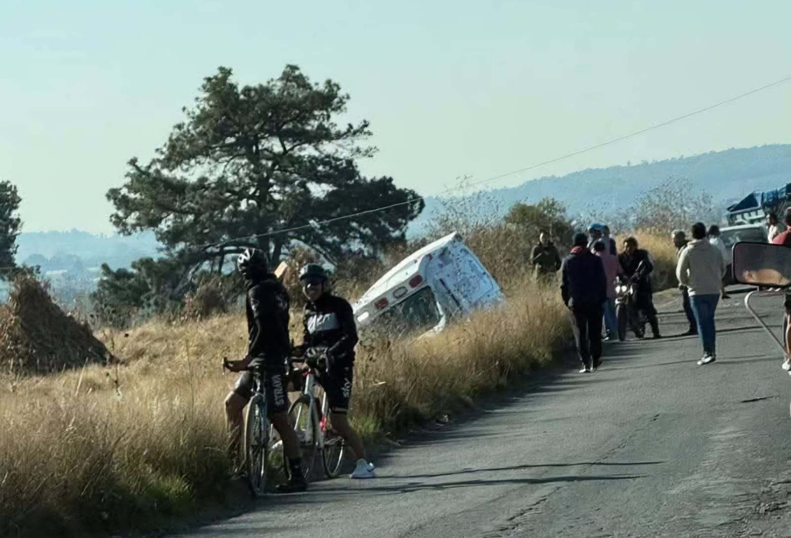 Termina ambulancia fuera de cinta asfáltica en subida de Cuitlacochac