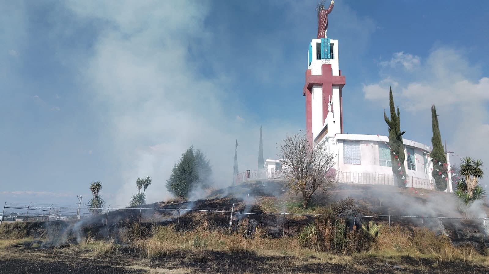 Cuerpos de emergencia controlan incendio de vegetación en la colonia Ignacio Romero Vargas