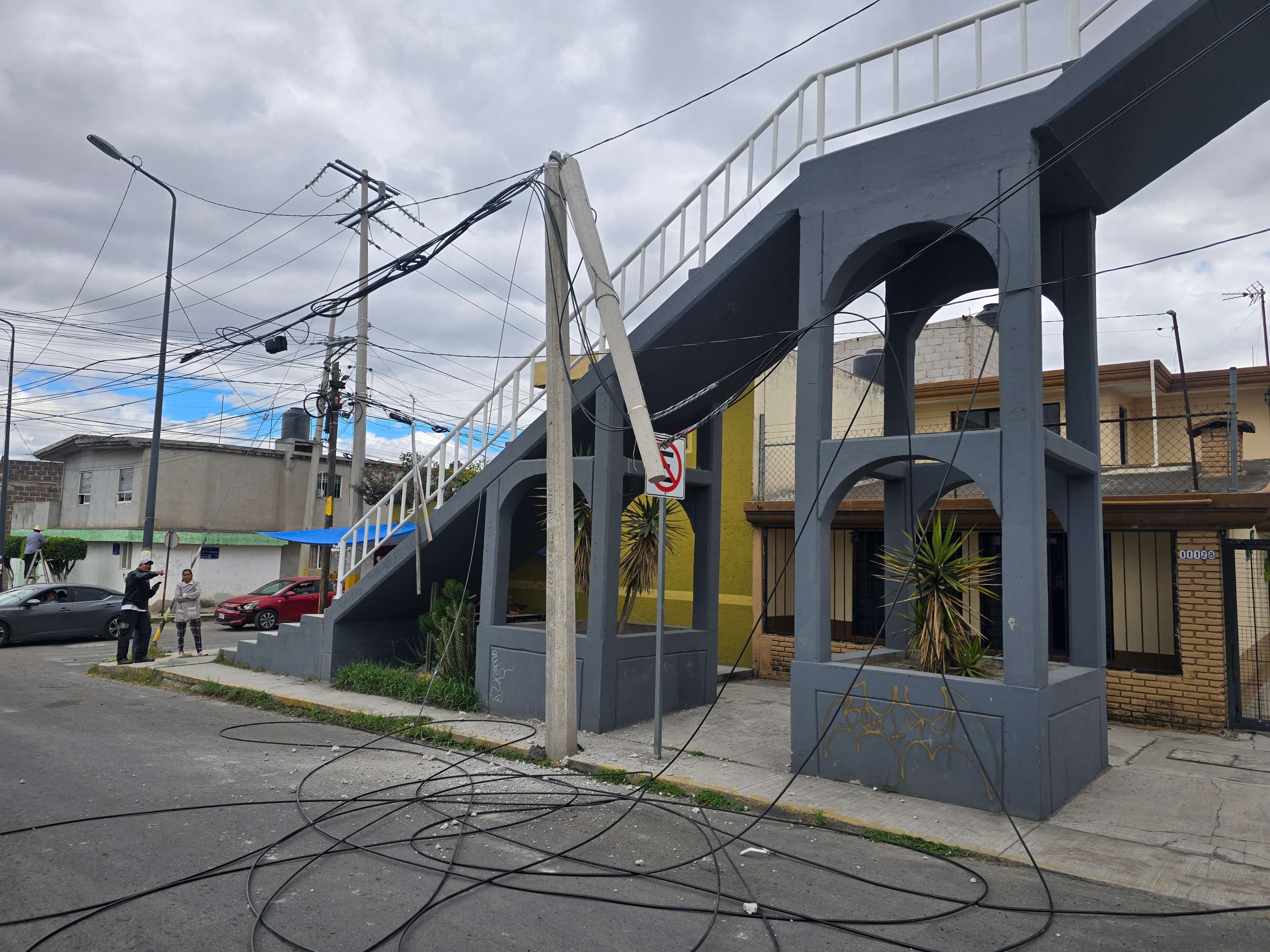 Accidente bloquea el Periférico: cables de luz paralizan el tráfico en Puebla