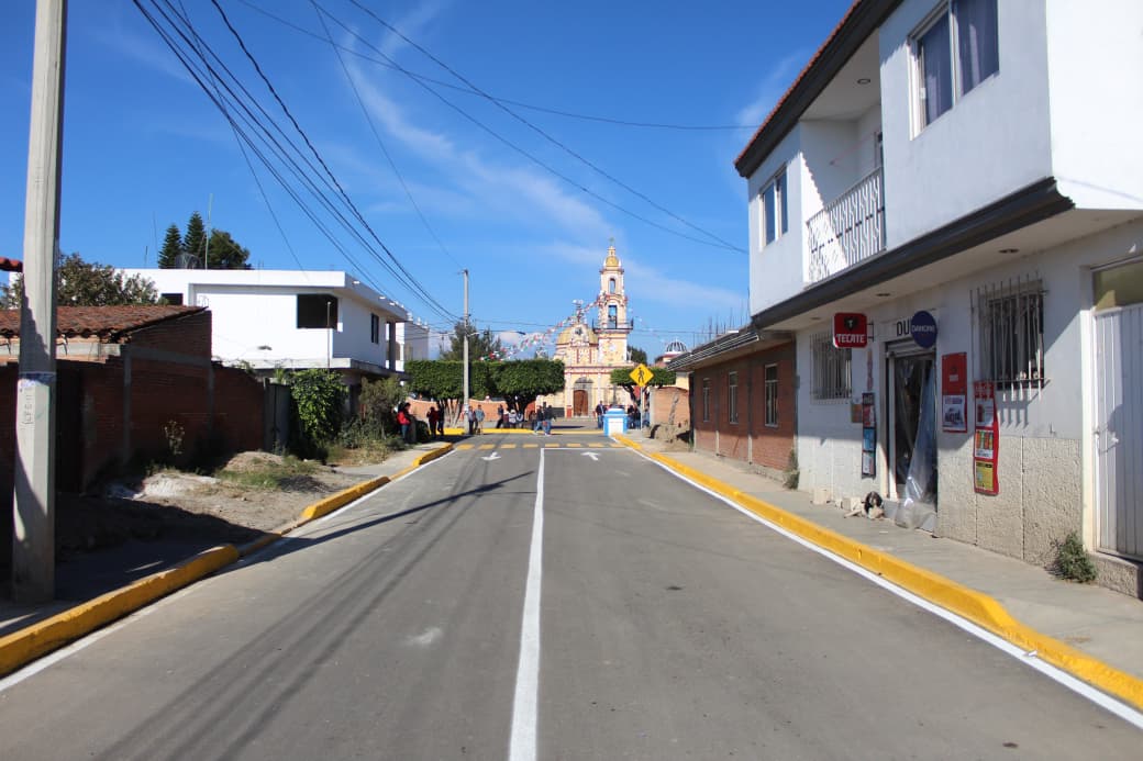 Continúa Tonantzin Fernández rehabilitando vialidades de San Pedro Cholula