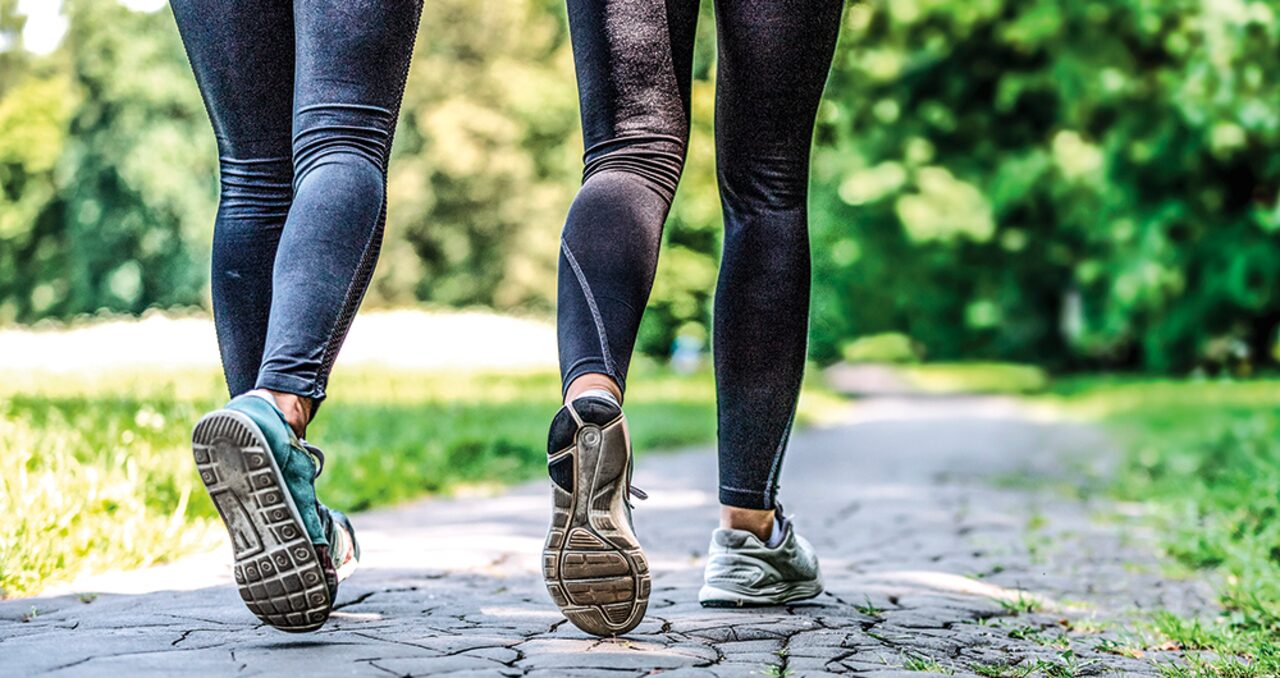Caminar en ayunas o después de comer: qué dice la ciencia sobre tu salud