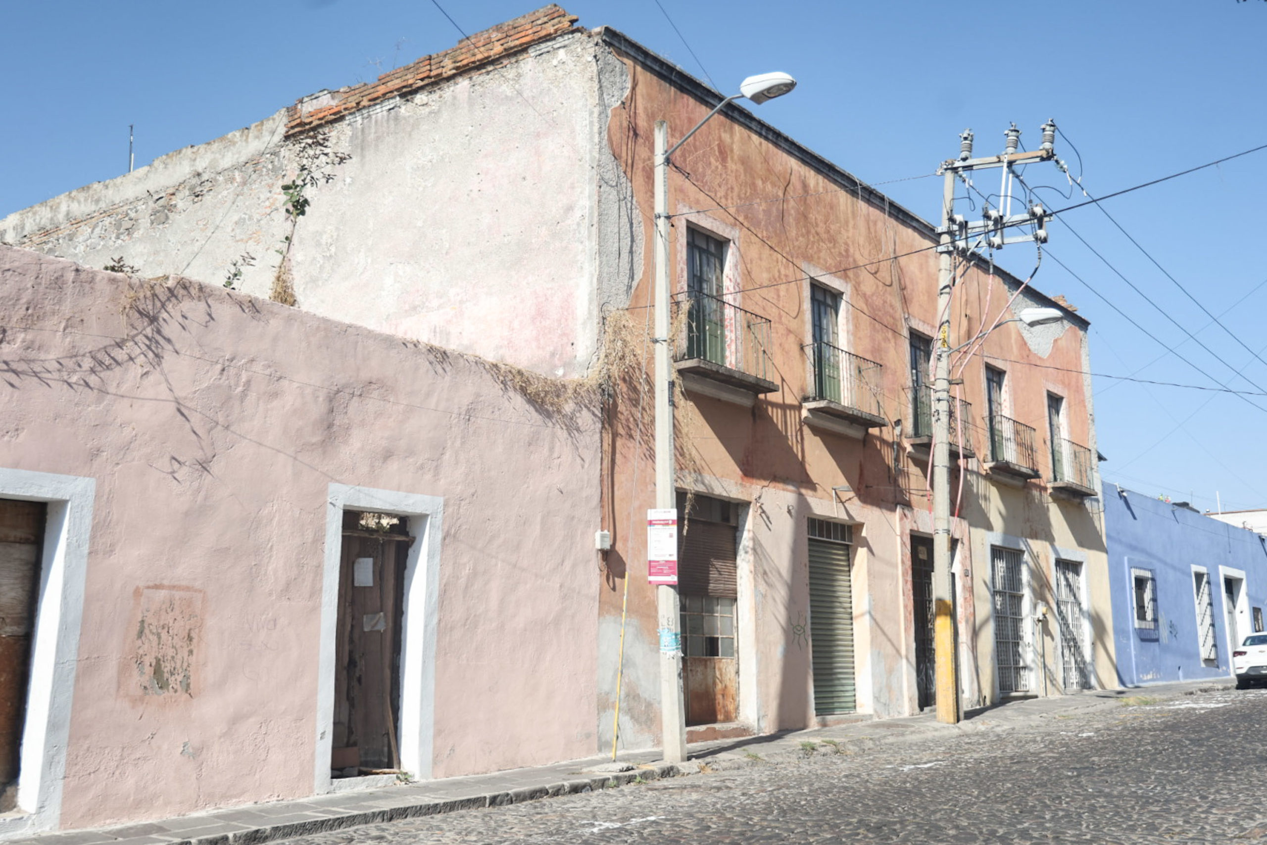 Puebla, Pue.- El presidente municipal, José Chedraui Budib, exhortó a los propietarios de casonas del Centro Histórico a regularizar la situación legal de sus inmuebles, con el fin de agilizar los trabajos de rescate, rehabilitación y conservación del patrimonio arquitectónico de la ciudad. La administración municipal advirtió que numerosas edificaciones presentan conflictos de propiedad que frenan cualquier intervención.  El alcalde explicó que el ayuntamiento ya avanza en la recuperación de fachadas pertenecientes a edificios públicos o sin problemas legales, pero aclaró que las casonas privadas requieren la coordinación directa con sus dueños para poder intervenirlas de forma adecuada. Subrayó que esta labor debe realizarse caso por caso, dado que muchas de estas construcciones padecen abandono, falta de mantenimiento y situaciones de ocupación irregular.  De acuerdo con Chedraui, uno de los obstáculos más frecuentes es la ausencia de escrituras actualizadas o la pérdida de documentación original, lo que limita cualquier acción municipal. Por ello, invitó a los propietarios a acercarse a la Sindicatura o a la Consejería Jurídica, donde podrán recibir acompañamiento para regularizar la situación de sus inmuebles.  El presidente municipal insistió en que la estrategia de recuperación del Centro Histórico requiere de la colaboración conjunta entre ciudadanía y gobierno, especialmente en un contexto donde la conservación del patrimonio resulta urgente ante el deterioro visible de diversas casonas.  Al reforzar este llamado, la administración municipal busca garantizar que las intervenciones se realicen dentro del marco legal y con criterios de protección al patrimonio, al tiempo que impulsa la revitalización urbana de una de las zonas más emblemáticas de Puebla.