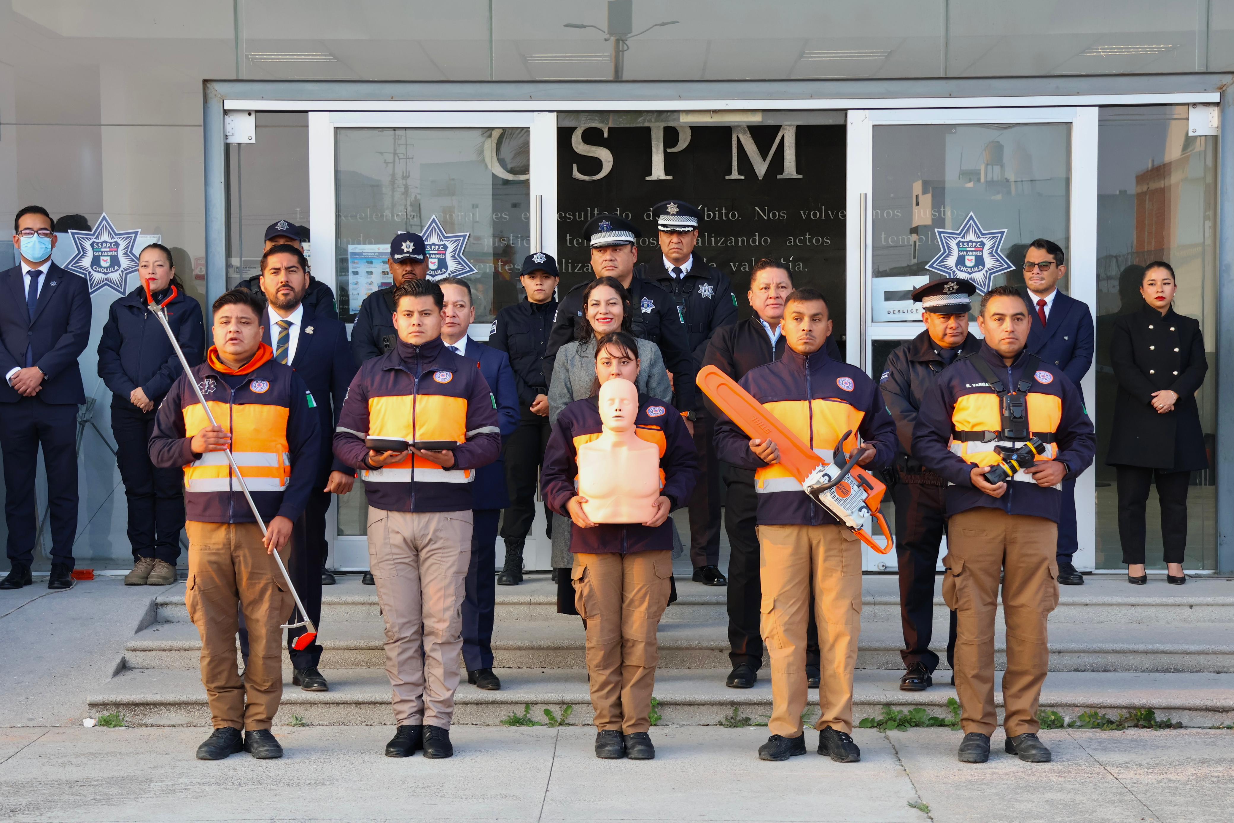Equipa Lupita Cuautle a Policía y Protección Civil de San Andrés Cholula