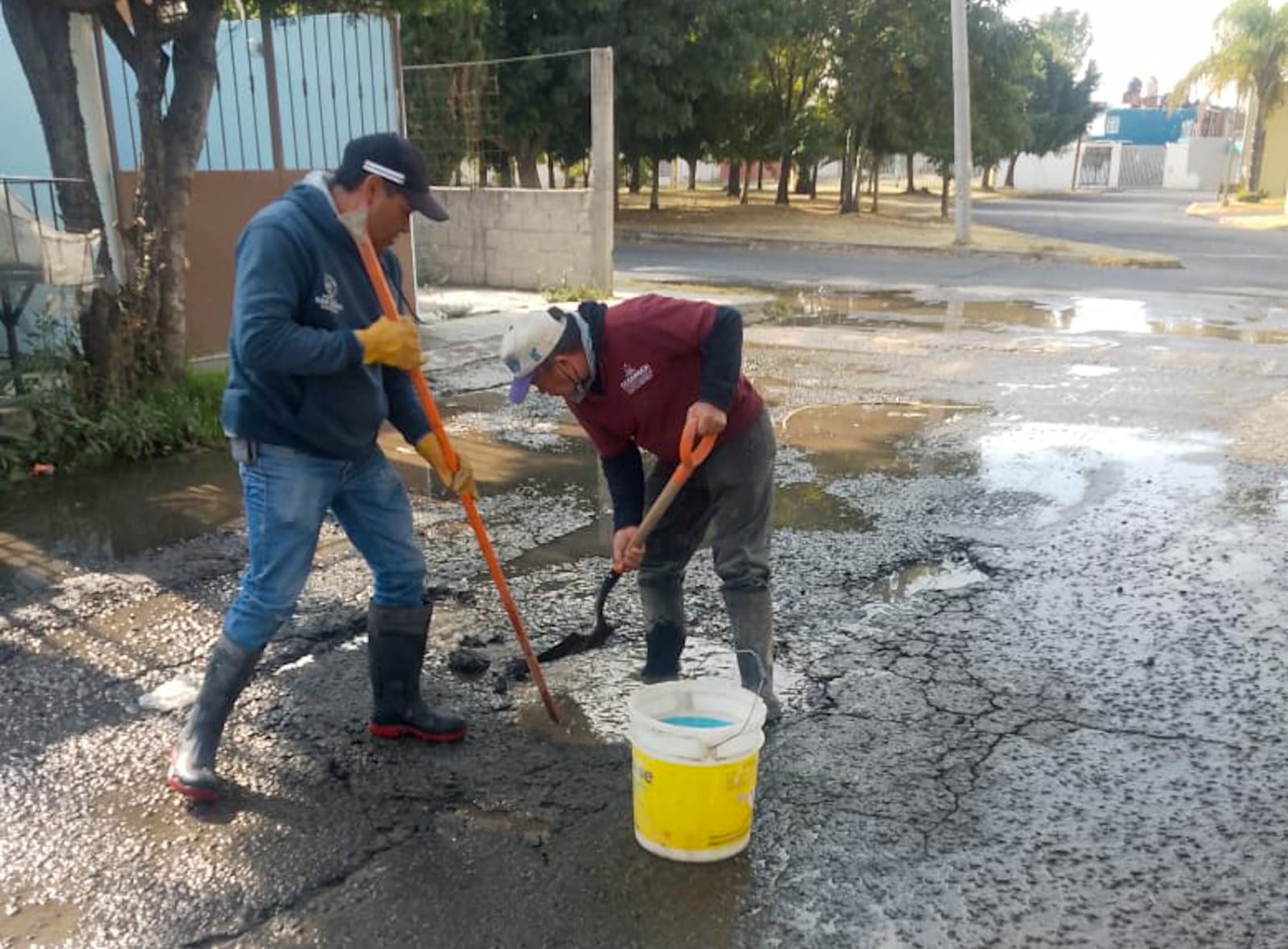 SOSAPACH repara fuga de agua en la calle Izcóatl en Santiago Momoxpan