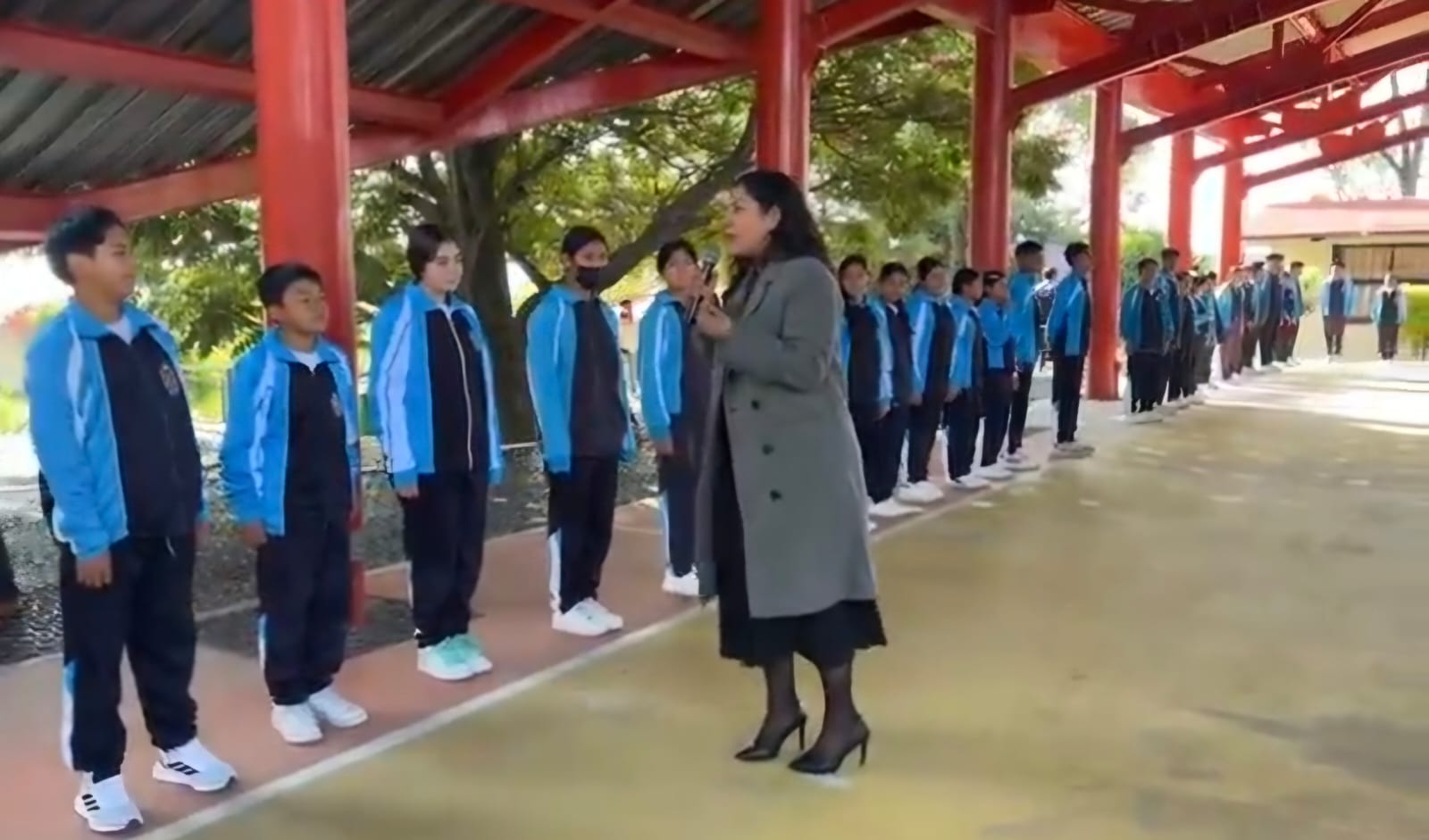 Reconoce Guadalupe Cuautle a estudiantes de alto rendimiento en Telesecundaria de  Tonantzintla
