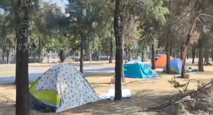 Gobierno de Puebla pagará albergue para evitar que personas acampen afuera del Hospital de la Niñez