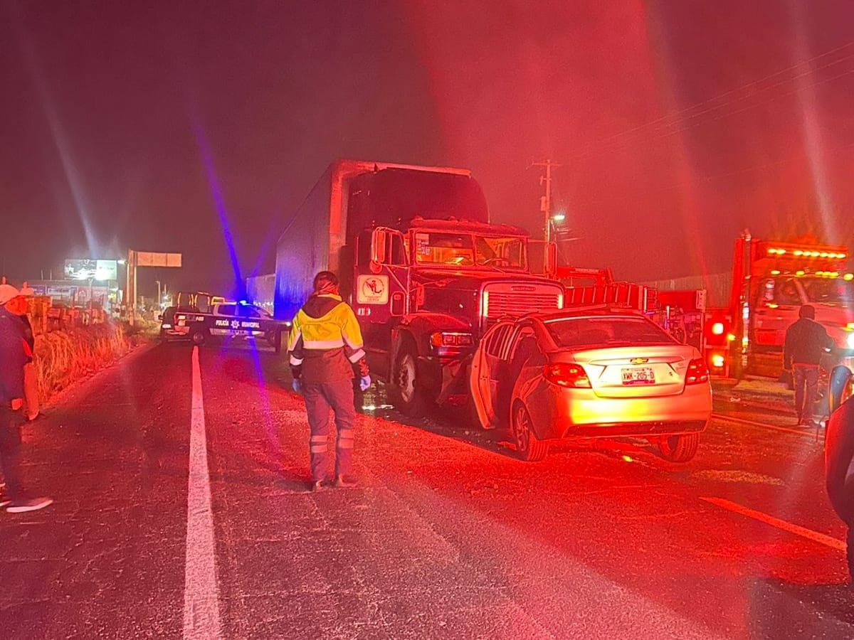Sobrevive conductor tras chocar su automóvil contra un tráiler en Tetla