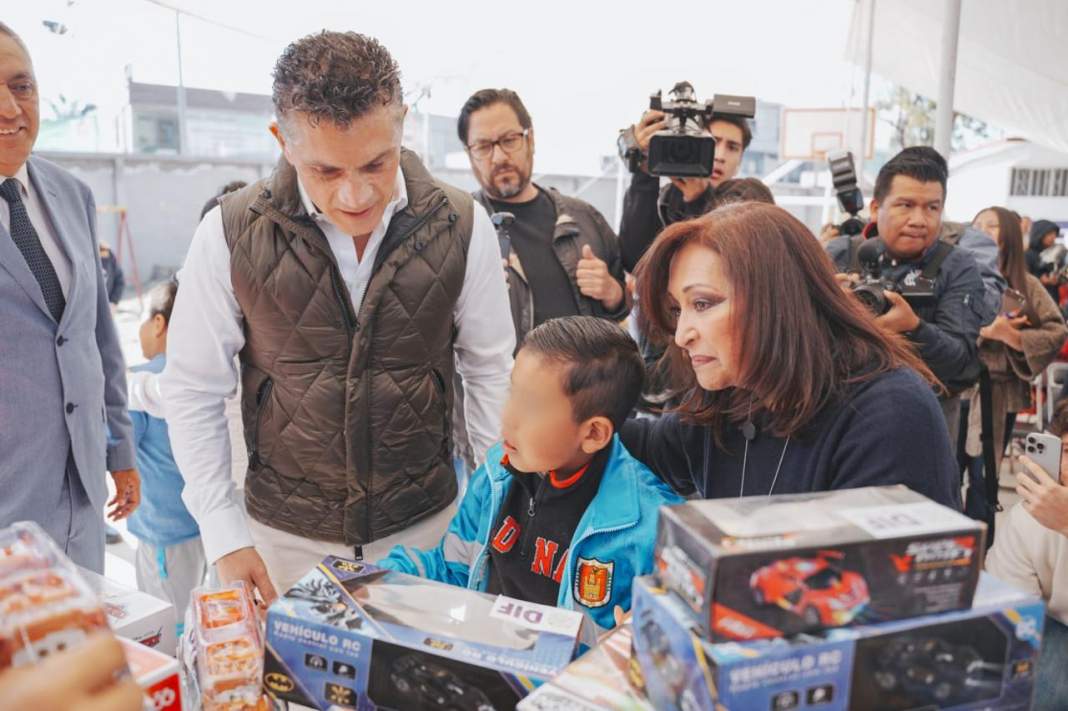 Reyes Magos llenan de alegría a niñas y niños del CAM Ocotlán en Tlaxcala