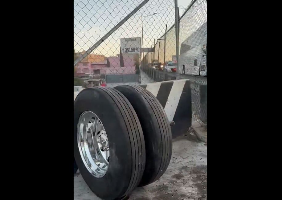 Accidente en la México-Pachuca: autobús pierde llantas y daña la vía
