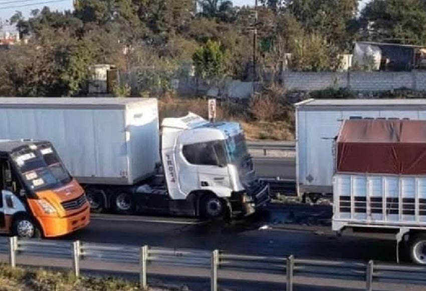 Choque entre tres tráileres causa caos en la autopista México-Puebla
