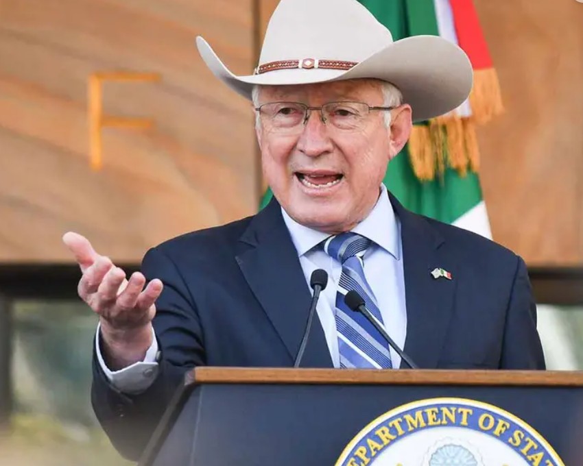 Ken Salazar reaparece y critica a Trump por el cambio de nombre del Golfo de México